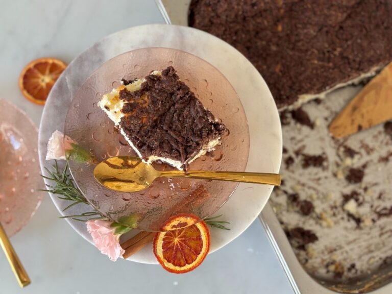 Sernik królewski podany na różowawym talerzu upieczony z bloga syn Ani gotuje