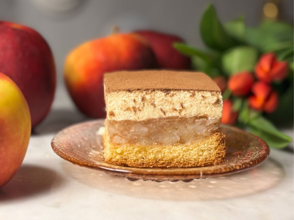 Jabłecznik na różowym talerzyku, zdjęcie z bloga: syn Ani gotuje