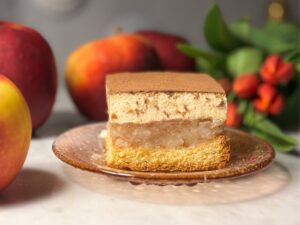 Jabłecznik na różowym talerzyku, zdjęcie z bloga: syn Ani gotuje