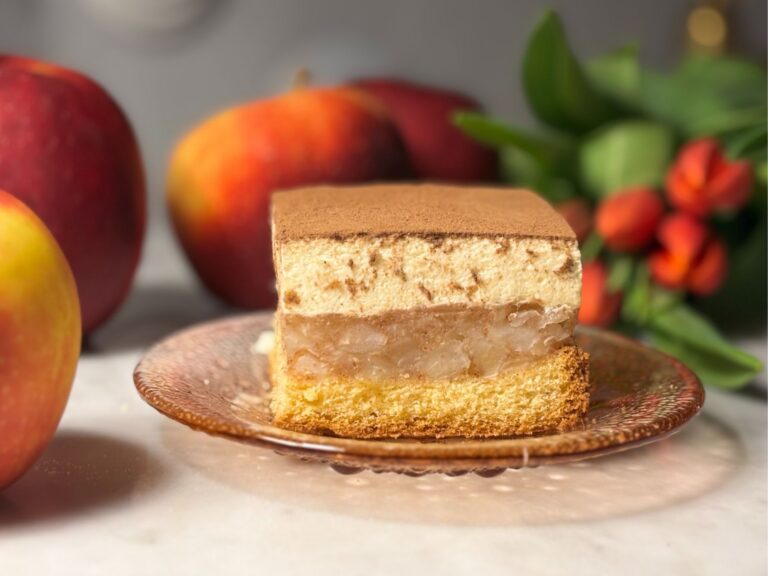 Jabłecznik na różowym talerzyku, zdjęcie z bloga: syn Ani gotuje