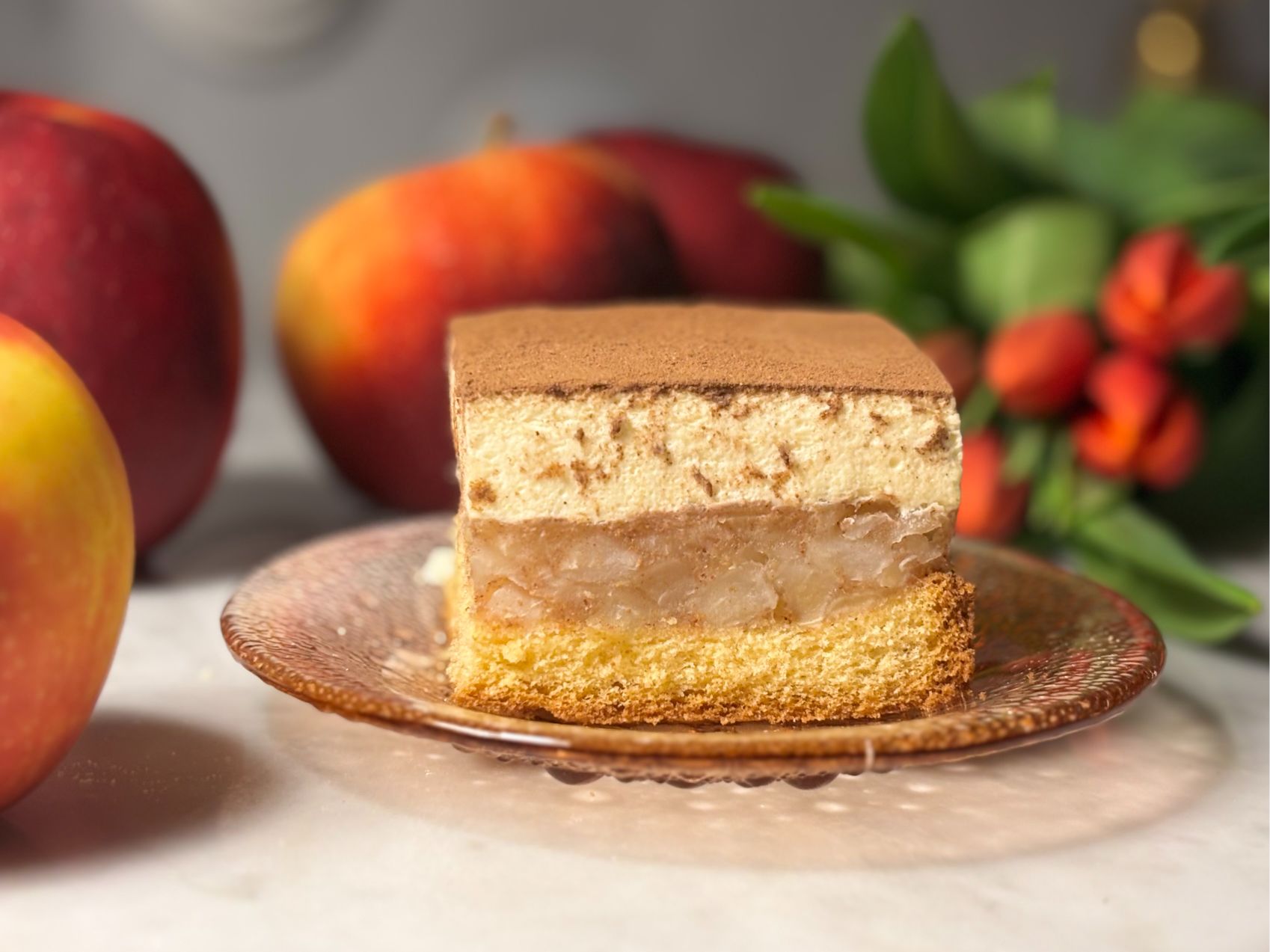 Jabłecznik na różowym talerzyku, zdjęcie z bloga: syn Ani gotuje